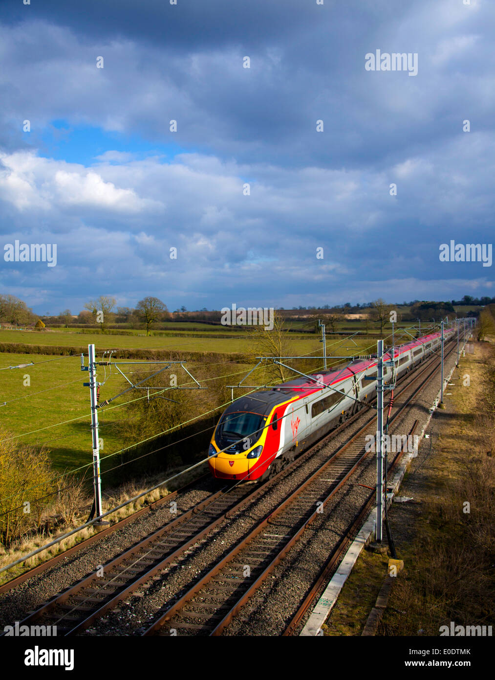 Treni del Virgin Pendolino classe 390 ad alta velocità treno passeggeri nella zona Tamworth-Lichfield della West Coast Mainline (WCML). Foto Stock