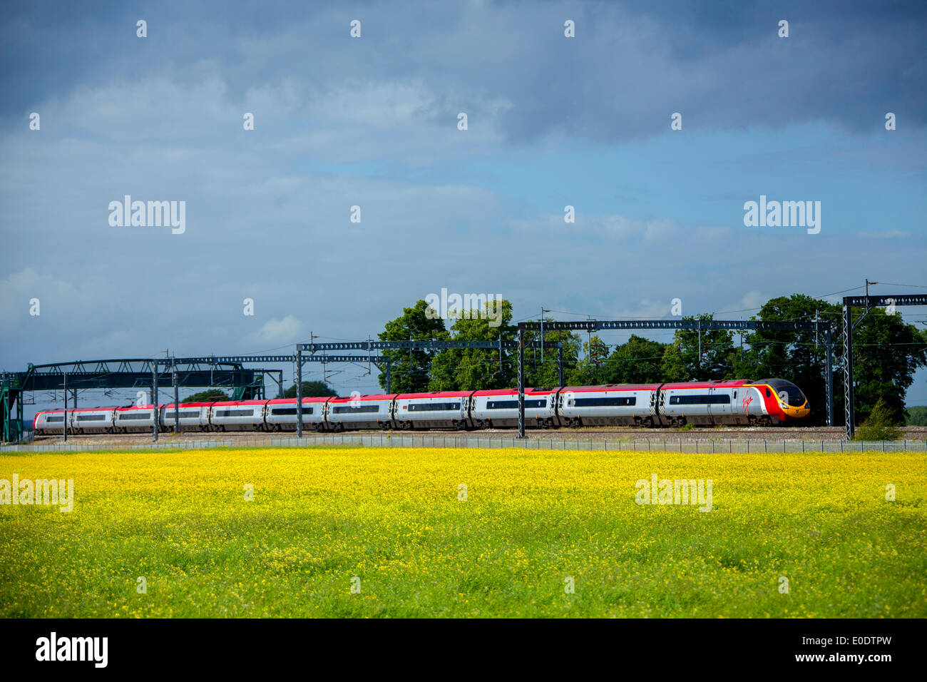 Treni del Virgin Pendolino classe 390 ad alta velocità treno passeggeri nella zona Tamworth-Lichfield della West Coast Mainline (WCML). Foto Stock