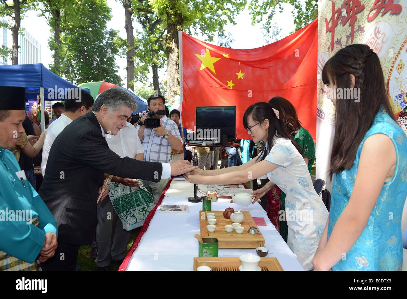 Tashkent, Uzbekistan. Il 10 maggio, 2014. Gli ospiti godono di tè cinese durante il XII Uzbekistan missione estera della cultura tradizionale e cucina folk festa a Tashkent, Uzbekistan, 10 maggio 2014. Il XII Uzbekistan missione estera della cultura tradizionale e cucina folk festa aperto il sabato. Credito: Sadat/Xinhua/Alamy Live News Foto Stock