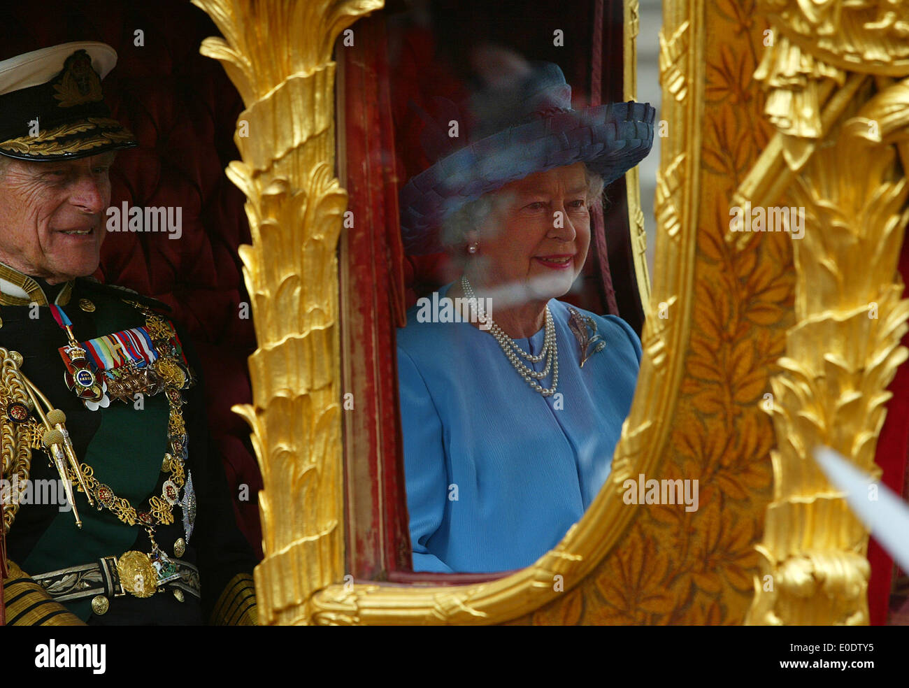 La Gran Bretagna è la Regina Elisabetta II e il Duca di Edimburgo sono visti in un carrello durante il Golden celebrazioni giubilari di Londra nel 2002 Foto Stock