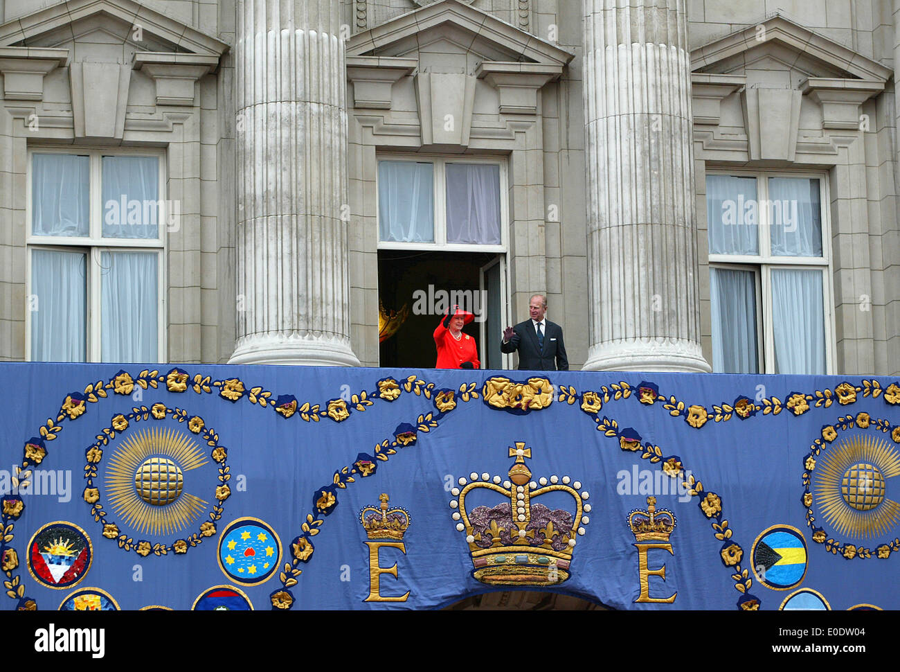 La Gran Bretagna è la Regina Elisabetta II sul balcone di Buckingham Palace durante il Giubileo d oro celebrazioni di Londra nel 2002 Foto Stock