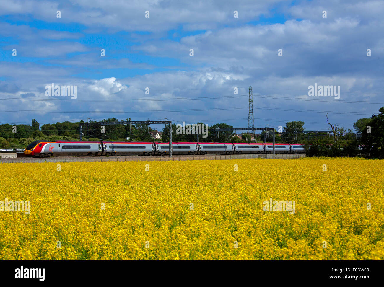Treni del Virgin Pendolino classe 390 ad alta velocità treno passeggeri nella zona Tamworth-Lichfield della West Coast Mainline (WCML). Foto Stock