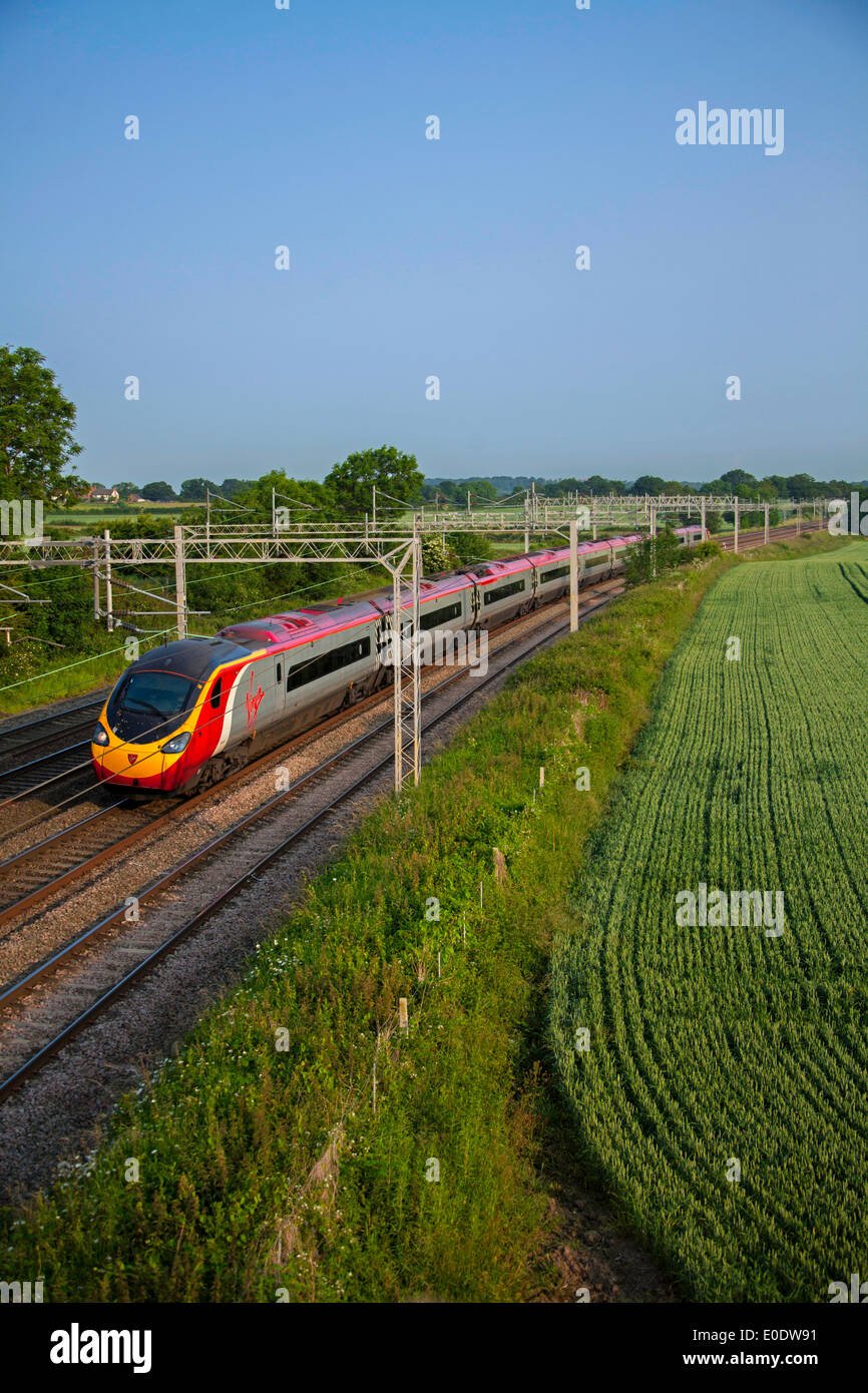 Treni del Virgin Pendolino classe 390 ad alta velocità treno passeggeri nella zona Tamworth-Lichfield della West Coast Mainline (WCML). Foto Stock