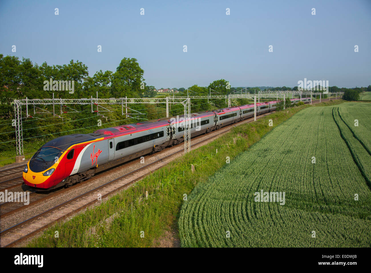 Treni del Virgin Pendolino classe 390 ad alta velocità treno passeggeri nella zona Tamworth-Lichfield della West Coast Mainline (WCML). Foto Stock