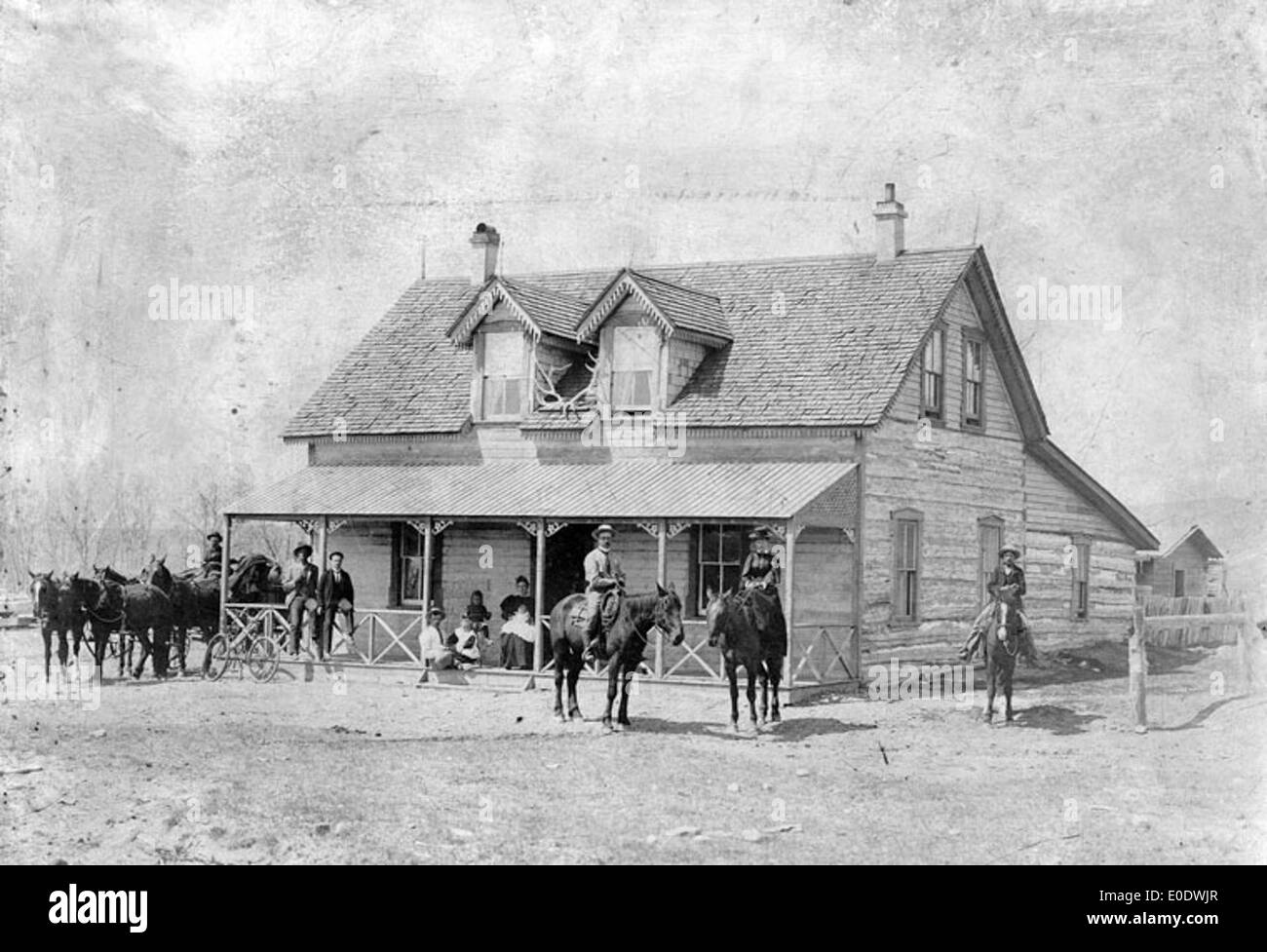 La Casa a metà strada, conosciuta anche come la Casa dell'Urco, vicino a Monarch, è raffigurata in questa fotografia storica. Fu un punto di riferimento notevole all'epoca, mostrando l'architettura rurale dei primi anni del XX secolo. Foto Stock
