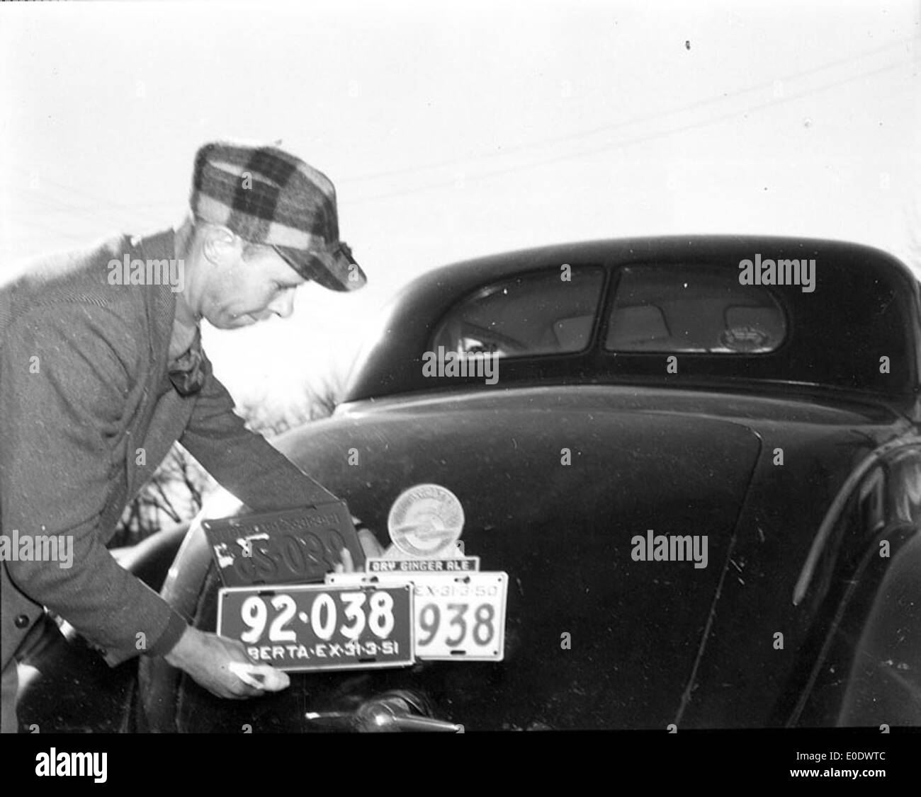 L uomo non identificato cambiando la sua automobile targhe Foto Stock