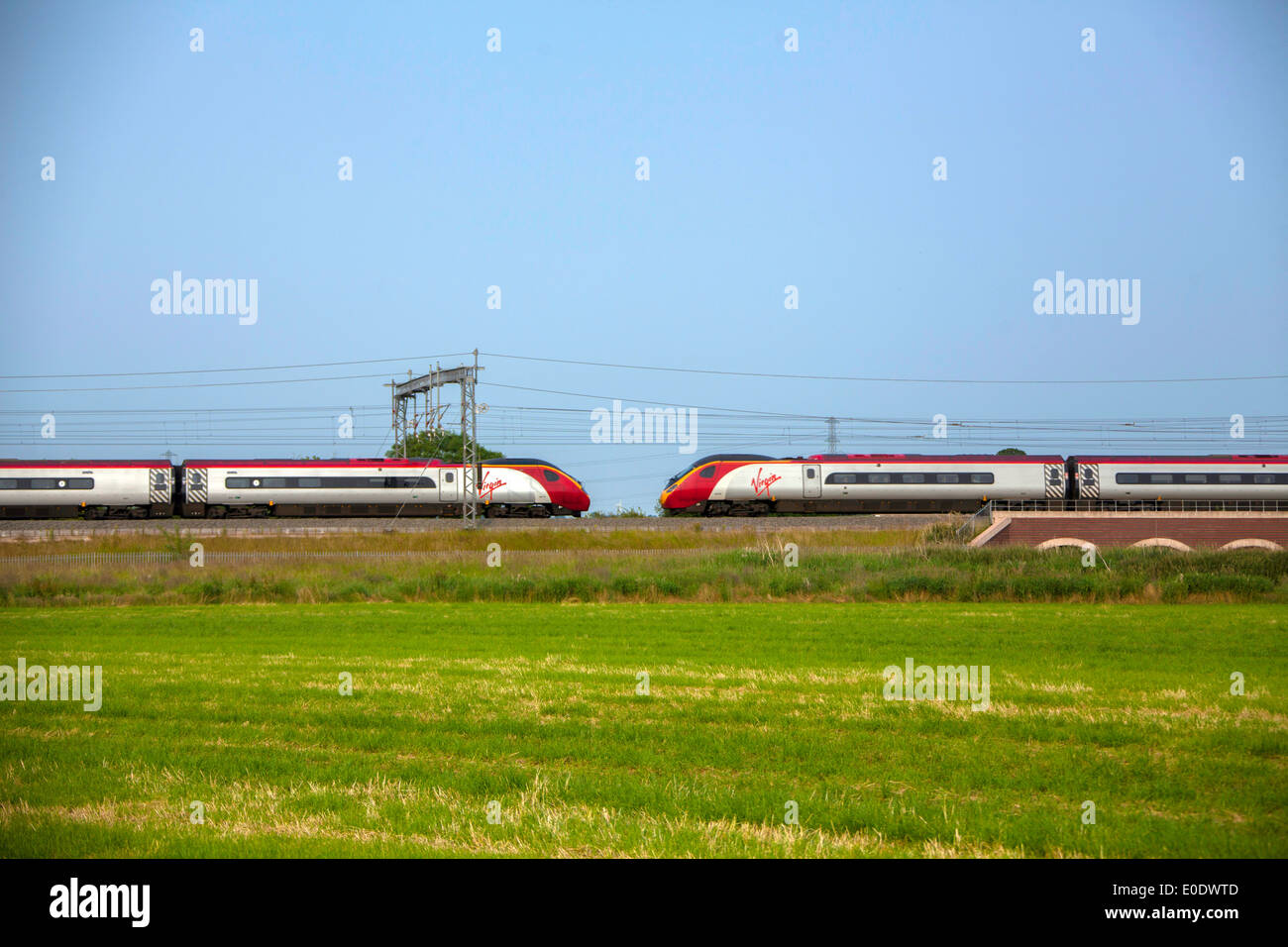 Treni del Virgin Pendolino classe 390 ad alta velocità treno passeggeri nella zona Tamworth-Lichfield della West Coast Mainline (WCML). Foto Stock