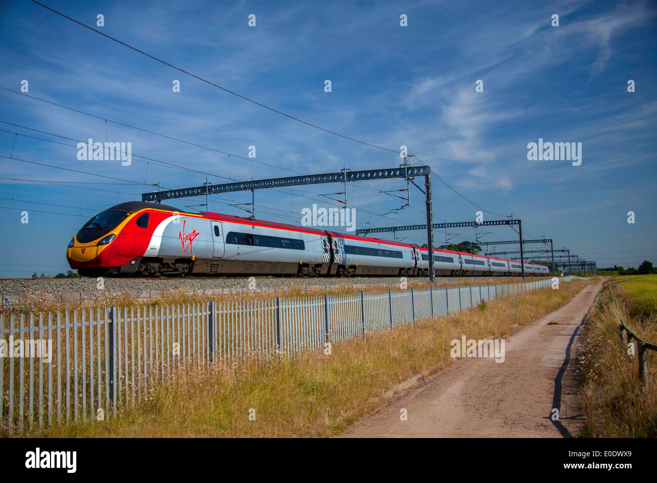 Treni del Virgin Pendolino classe 390 ad alta velocità treno passeggeri nella zona Tamworth-Lichfield della West Coast Mainline (WCML). Foto Stock