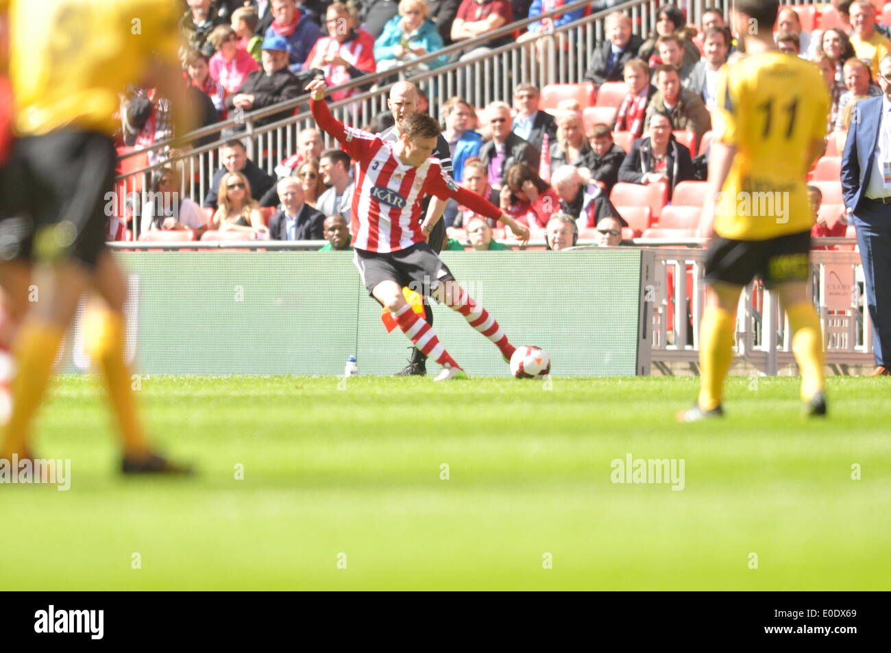 Wembley, Londra, Regno Unito. Il 10 maggio, 2014. Sholing Town fc sono basati in Hampshire e sono questo anno di campioni del Wessex Premier League giocare West Auckland Town FC che si basano nella Contea di Durham e finito quinto nella seconda più antica lega calcio nel mondo, la Lega Nord battaglia per l'onore del sollevamento del vaso fa a Wembley Credito: Flashspix/Alamy Live News Foto Stock