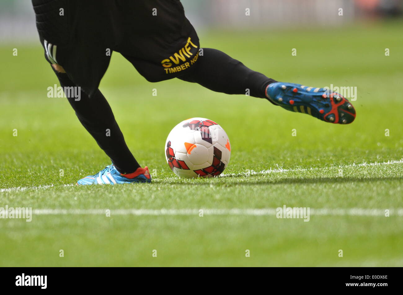 Wembley, Londra, Regno Unito. Il 10 maggio, 2014. Sholing Town fc sono basati in Hampshire e sono questo anno di campioni del Wessex Premier League giocare West Auckland Town FC che si basano nella Contea di Durham e finito quinto nella seconda più antica lega calcio nel mondo, la Lega Nord battaglia per l'onore del sollevamento del vaso fa a Wembley Credito: Flashspix/Alamy Live News Foto Stock
