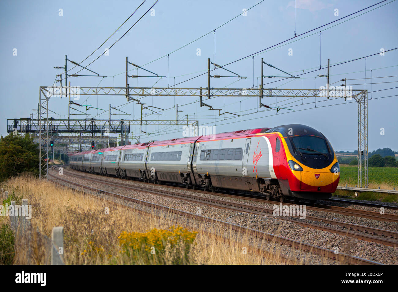 Treni del Virgin Pendolino classe 390 ad alta velocità treno passeggeri nella zona Tamworth-Lichfield della West Coast Mainline (WCML). Foto Stock