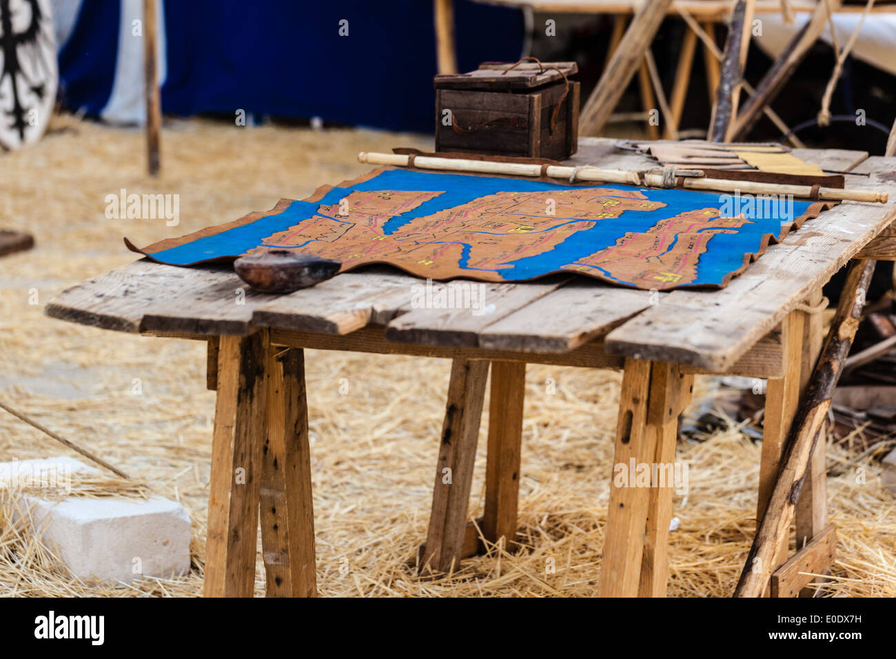 Un antico geografica mappa militare su una tavola di legno Foto Stock