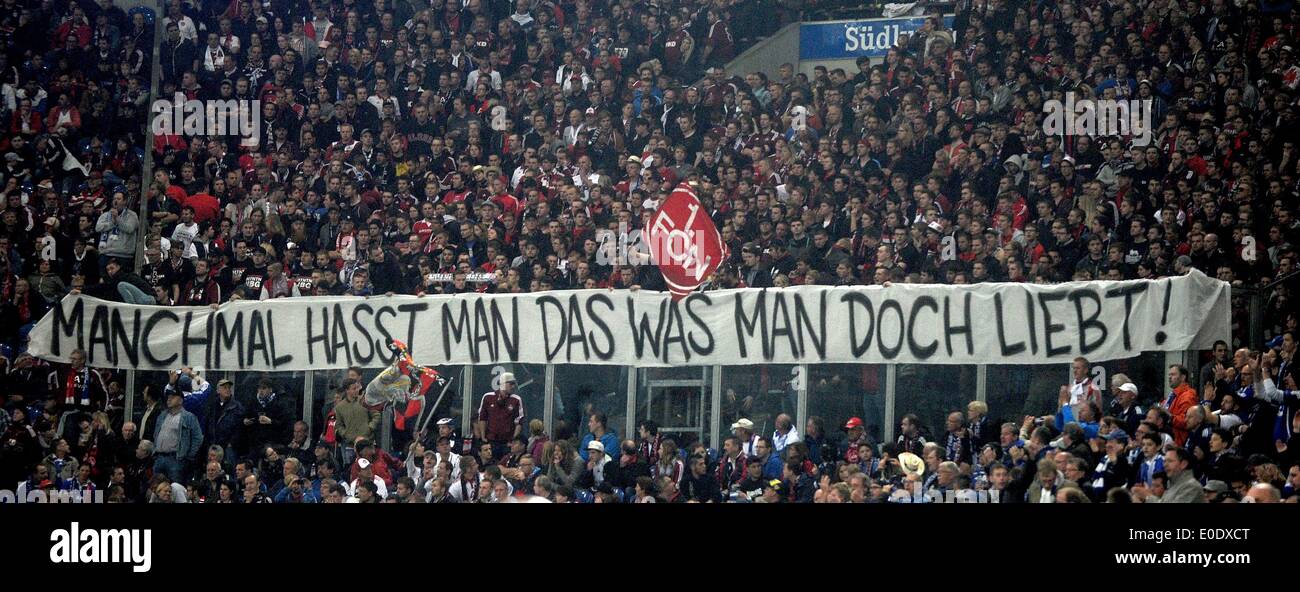 Gelsenkirchen (Germania). Il 10 maggio, 2014. Norimberga è un fan tenere un banner "lettura anchmal hasst man das, fu uomo doch liebt' (a volte ti odio che cosa è amore) durante la Bundesliga tedesca match tra FC Schalke e FC a Norimberga Veltins Arena di Gelsenkirchen, Germania, 10 maggio 2014. Foto: JONAS GUETTLER/dpa (ATTENZIONE: grazie alle linee guida di accreditamento, il DFL consente solo la pubblicazione e utilizzazione di fino a 15 immagini per corrispondenza su internet e nei contenuti multimediali in linea durante la partita.)/dpa/Alamy Live News Foto Stock