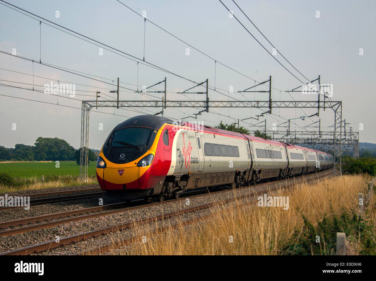 Treni del Virgin Pendolino classe 390 ad alta velocità treno passeggeri nella zona Tamworth-Lichfield della West Coast Mainline (WCML). Foto Stock