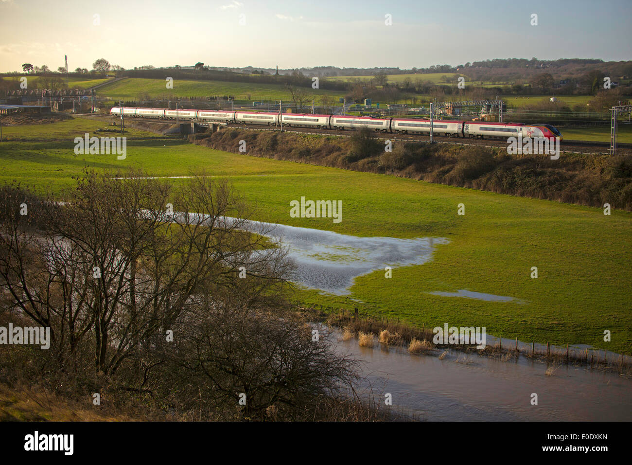 Treni del Virgin Pendolino classe 390 ad alta velocità treno passeggeri nella zona Tamworth-Lichfield della West Coast Mainline (WCML). Foto Stock