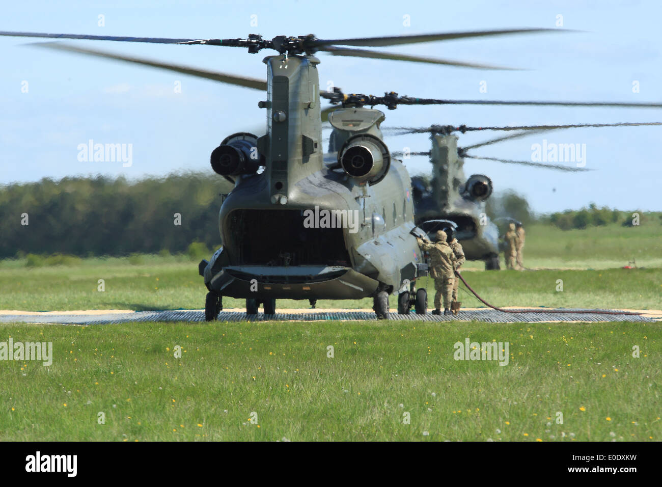 Royal Air Force elicotteri Chinook rotori in esecuzione effettuare un rifornimento a caldo su Salisbury Plain Area Formazione Foto Stock