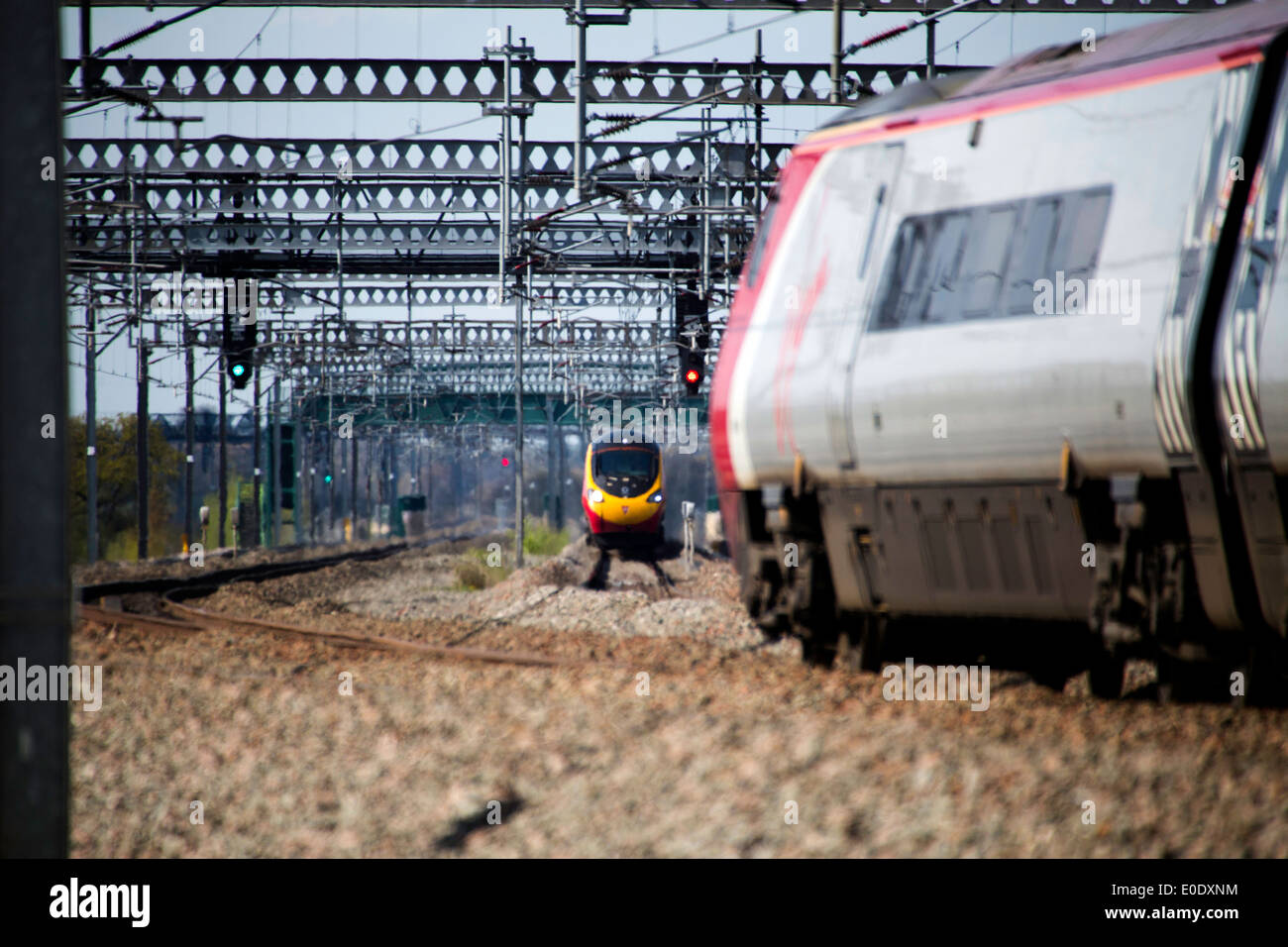 Treni del Virgin Pendolino classe 390 ad alta velocità treno passeggeri nella zona Tamworth-Lichfield della West Coast Mainline (WCML). Foto Stock