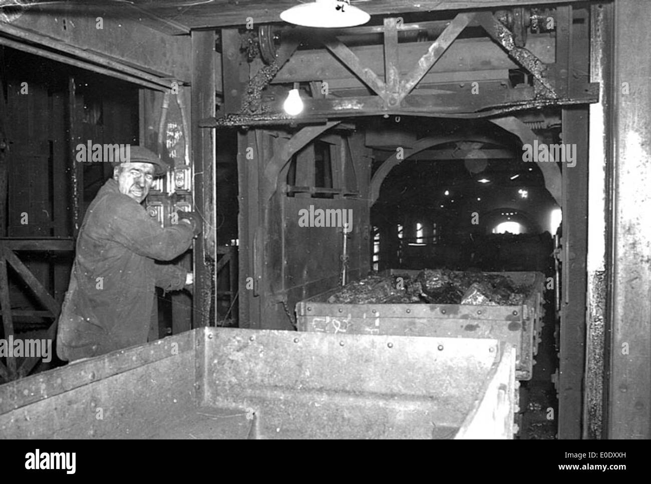 Un'immagine storica che documenta la chiusura della miniera Galt Number 8 in Alberta, che riflette la fine di un'era mineraria nella regione. Foto Stock