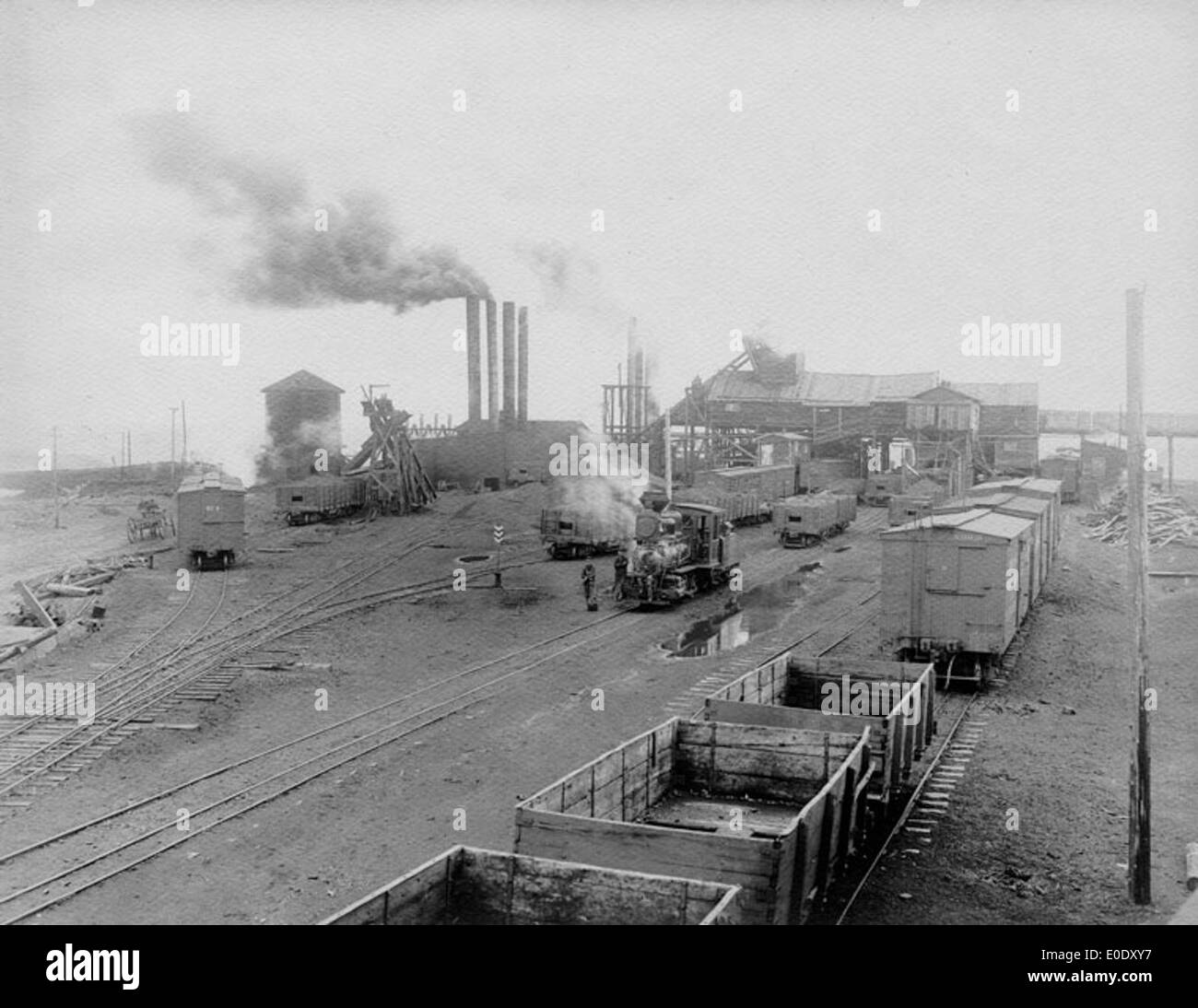 Un'immagine della miniera Galt numero 3, situata a Staffordville, Alberta. La fotografia mostra le infrastrutture della miniera, compreso il camino, e riflette la storia industriale delle miniere nella regione durante i primi anni del XX secolo. Foto Stock