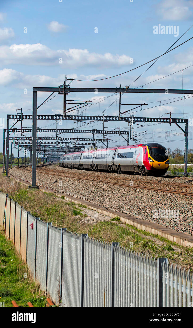 Treni del Virgin Pendolino classe 390 ad alta velocità treno passeggeri nella zona Tamworth-Lichfield della West Coast Mainline (WCML). Foto Stock