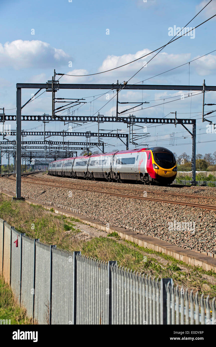 Treni del Virgin Pendolino classe 390 ad alta velocità treno passeggeri nella zona Tamworth-Lichfield della West Coast Mainline (WCML). Foto Stock