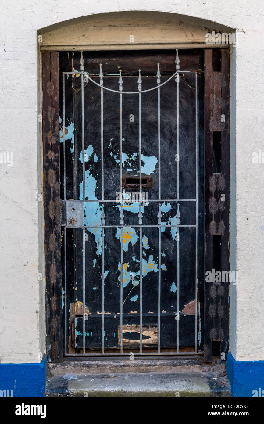 Weathered porta in legno con ferro cancello di sicurezza Foto Stock