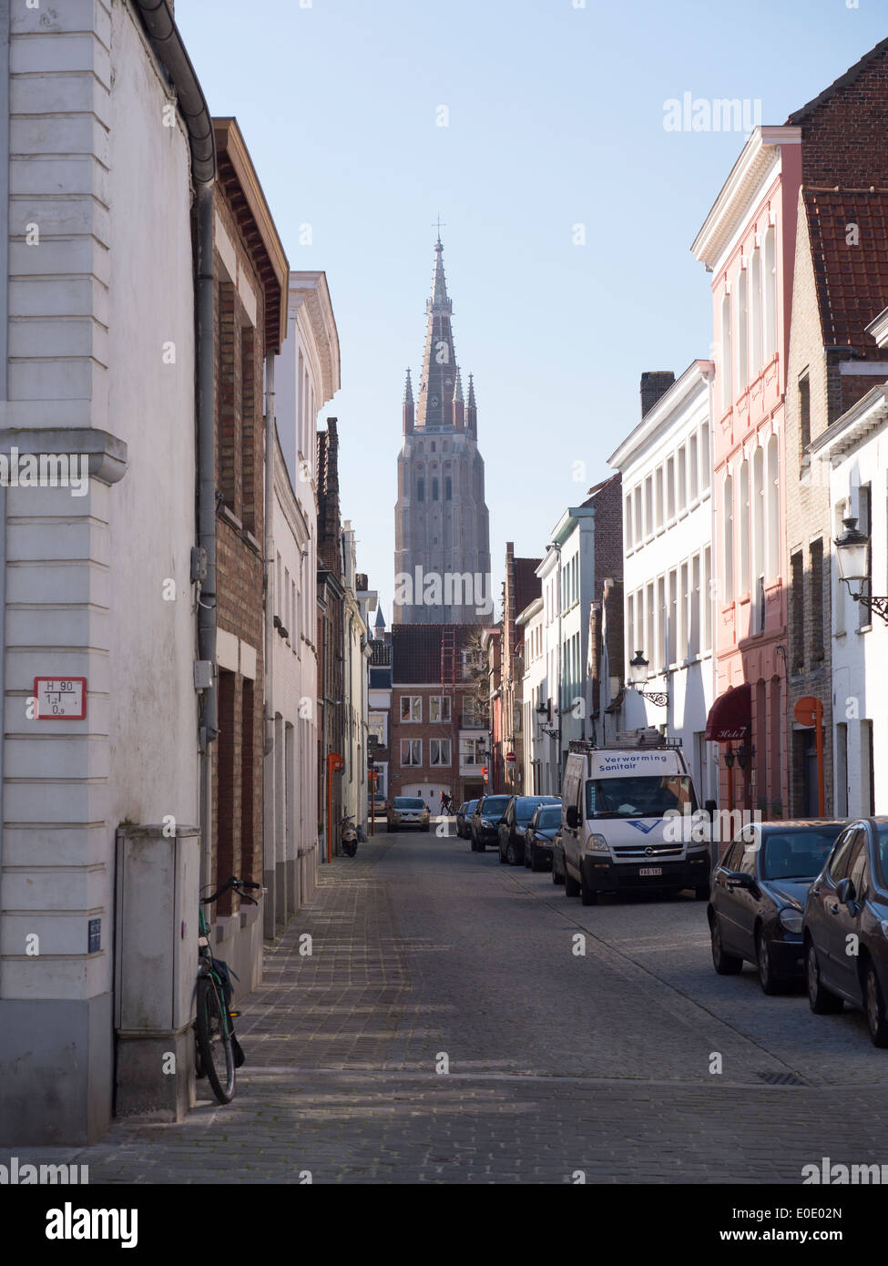 Una veduta della chiesa di Nostra Signora a Bruges, Belgio da Waalsestraat Foto Stock