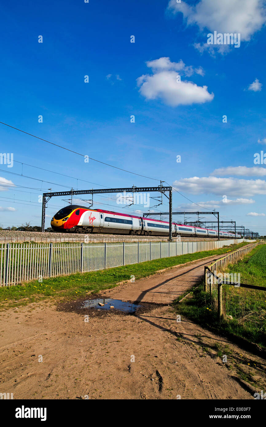 Treni del Virgin Pendolino classe 390 ad alta velocità treno passeggeri nella zona Tamworth-Lichfield della West Coast Mainline (WCML). Foto Stock
