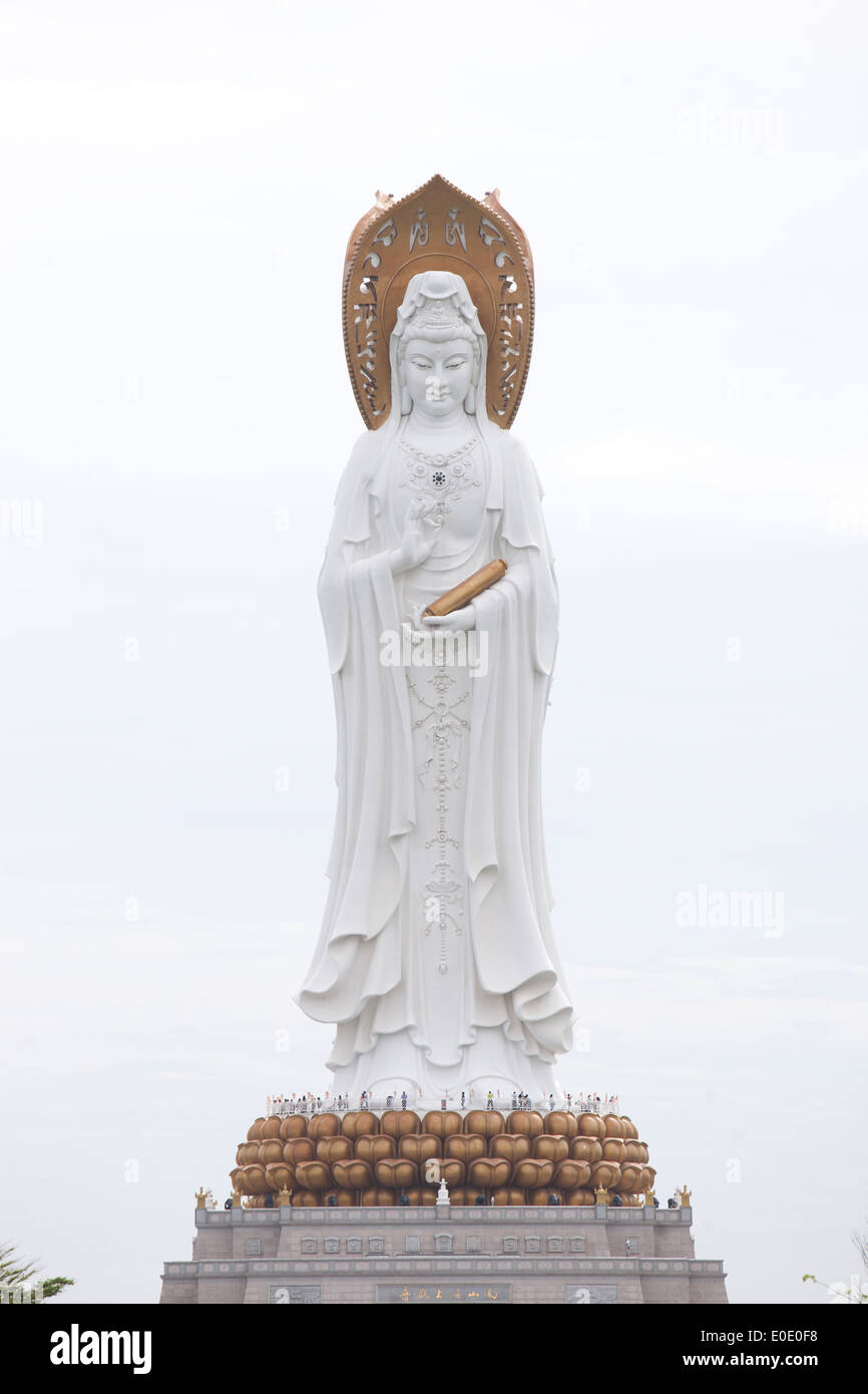 Statua di Guan Yin (dea della misericordia) , simbolo del Buddismo in Cina,situato nella città di Sanya,Cina Foto Stock