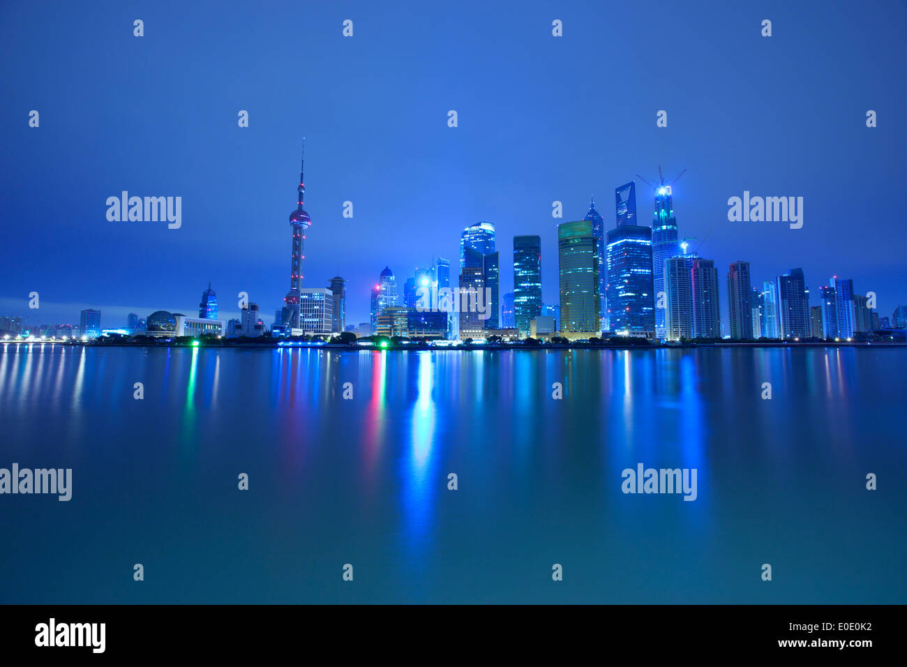 Vista notturna di Shanghai fiume Huangpu,Cina Foto Stock