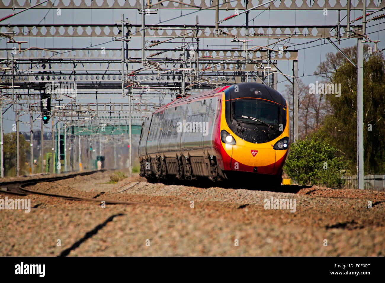 Treni del Virgin Pendolino classe 390 ad alta velocità treno passeggeri nella zona Tamworth-Lichfield della West Coast Mainline (WCML). Foto Stock