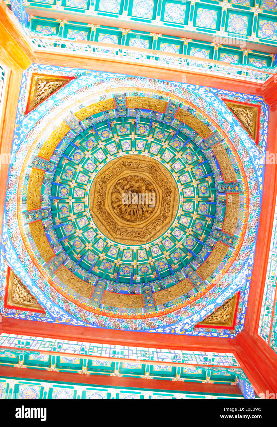 Colorato padiglione Cinese design del tetto,beijing cina Foto Stock