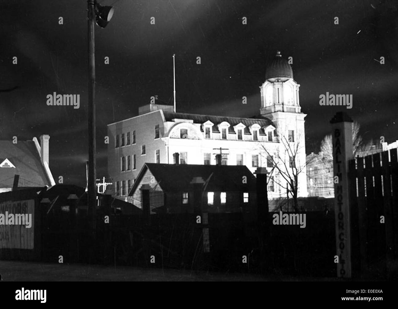 Una fotografia dell'ufficio postale di Lethbridge di notte, che cattura l'edificio illuminato contro il cielo scuro. Questa immagine mette in evidenza l'architettura e il significato storico dell'ufficio postale di Lethbridge, Alberta. Foto Stock