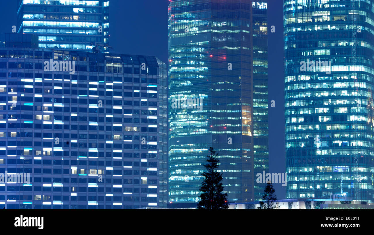 Alti edifici adibiti ad uffici di notte a Shanghai, Cina Foto Stock