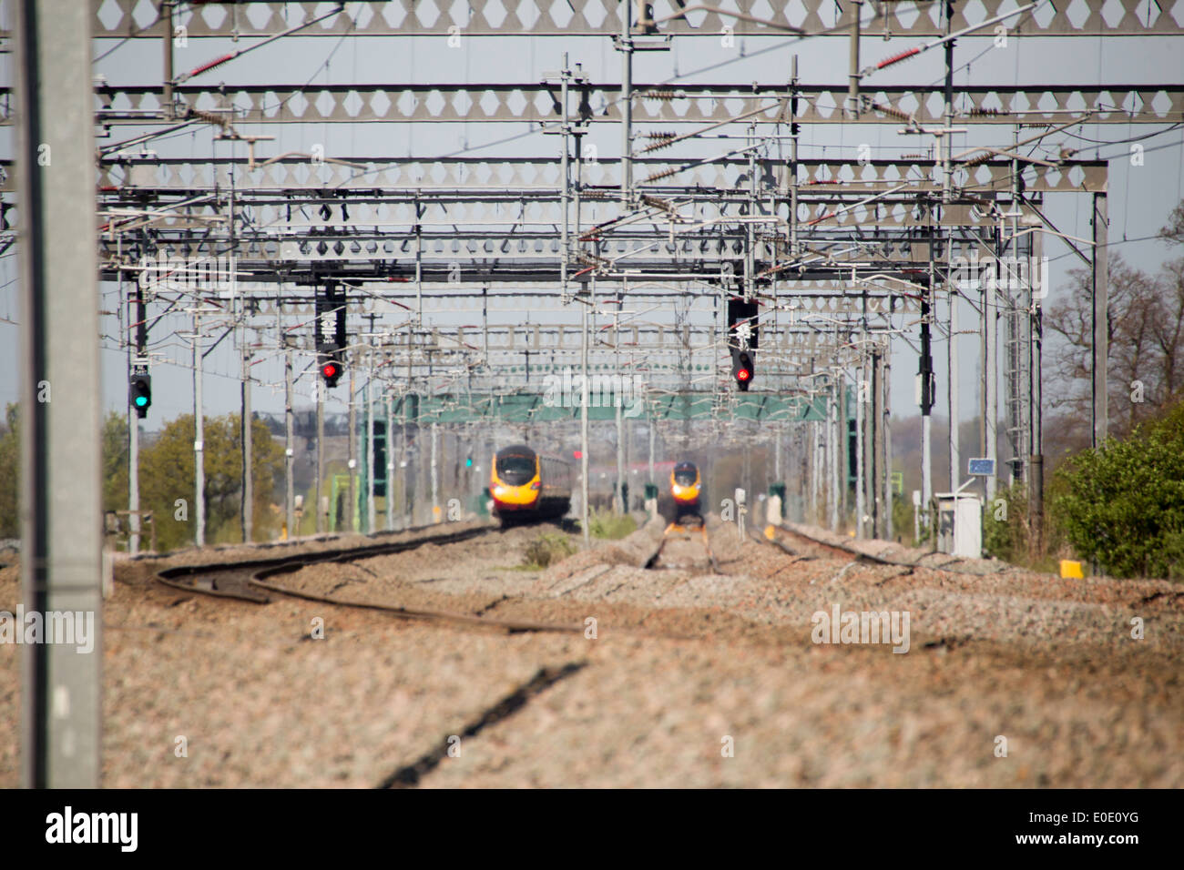 Treni del Virgin Pendolino classe 390 ad alta velocità treno passeggeri nella zona Tamworth-Lichfield della West Coast Mainline (WCML). Foto Stock