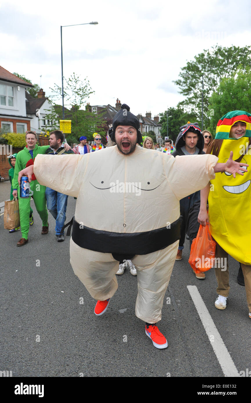 Twickenham, Londra, Regno Unito. Il 10 maggio 2014. Il miele di mostri. La folla indossando abiti di mostro di tutte le forme e stili fanno la loro strada per lo stadio. Credito: Matteo Chattle/Alamy Live News Foto Stock