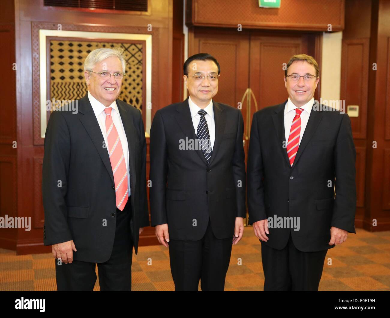 Nairobi, in Kenya. Il 10 maggio, 2014. Il premier cinese LI Keqiang (C) soddisfa con il Programma Ambiente delle Nazioni Unite (UNEP) Direttore Esecutivo Achim Steiner (R) E UN-Habitat Direttore Esecutivo Joan Clos a Nairobi, in Kenya, 10 maggio 2014. © Ding Lin/Xinhua/Alamy Live News Foto Stock