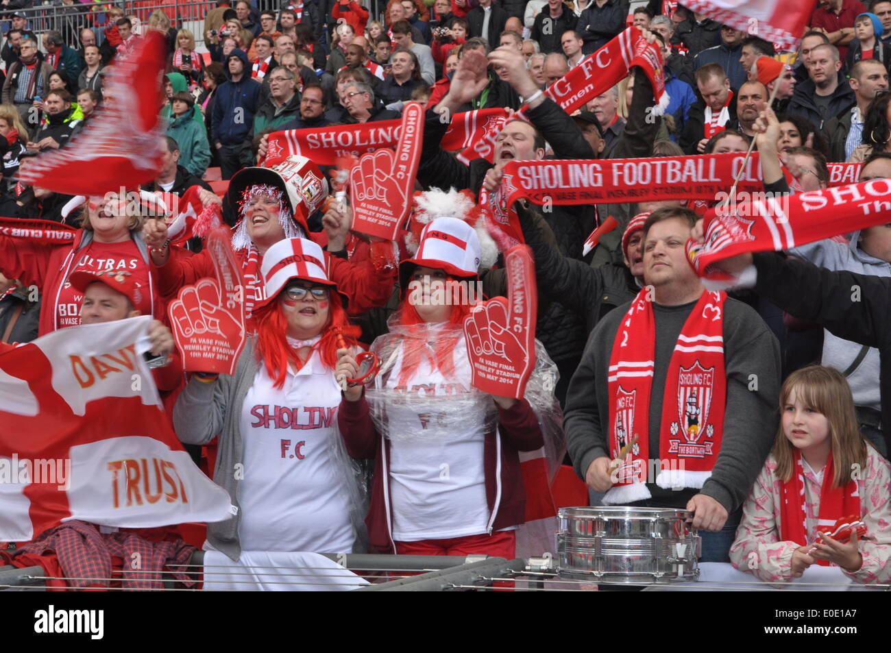 Sholing Town FC tifosi festeggiare la conquista del 2014 fa un vaso a Wembley, Londra, Regno Unito. Sholing Town fc sono basati in Hampshire e sono questo anno di campioni del Wessex Premier League giocato West Auckland Town FC che si basano nella Contea di Durham e finito quinto nella seconda più antica lega calcio nel mondo, in un avvincente finale, con Sholing Town FC prendendo l'onore del sollevamento del vaso fa a Wembley. Lo stadio di Wembley, Londra, Regno Unito. Il 10 maggio, 2014. Credito: Flashspix/Alamy Live News Foto Stock