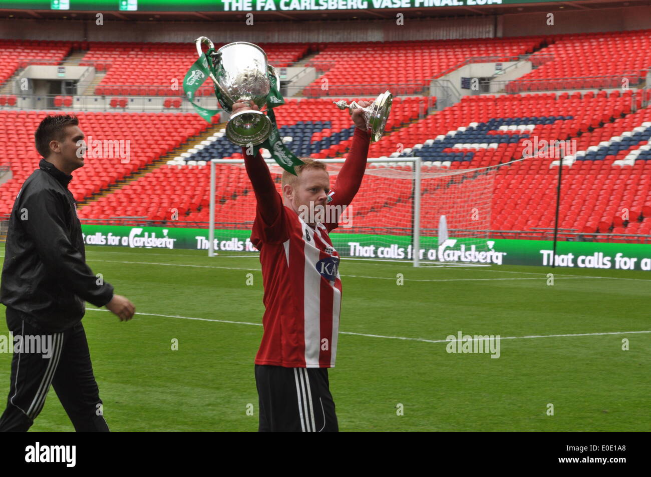 Mike Carter di Sholing Town FC celebra il passo con il 2014 FA Vase detenute aloft allo Stadio di Wembley, Londra, Regno Unito. Sholing Town fc sono basati in Hampshire e sono questo anno di campioni del Wessex Premier League giocato West Auckland Town FC che si basano nella Contea di Durham e finito quinto nella seconda più antica lega calcio nel mondo, in un avvincente finale, con Sholing Town FC prendendo l'onore del sollevamento del vaso fa a Wembley. Lo stadio di Wembley, Londra, Regno Unito. Il 10 maggio, 2014 Credit: Flashspix/Alamy Live News Foto Stock