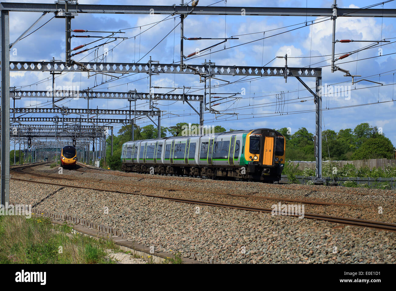 Treni del Virgin Pendolino classe 390 ad alta velocità treno passeggeri nella zona Tamworth-Lichfield della West Coast Mainline (WCML). Foto Stock