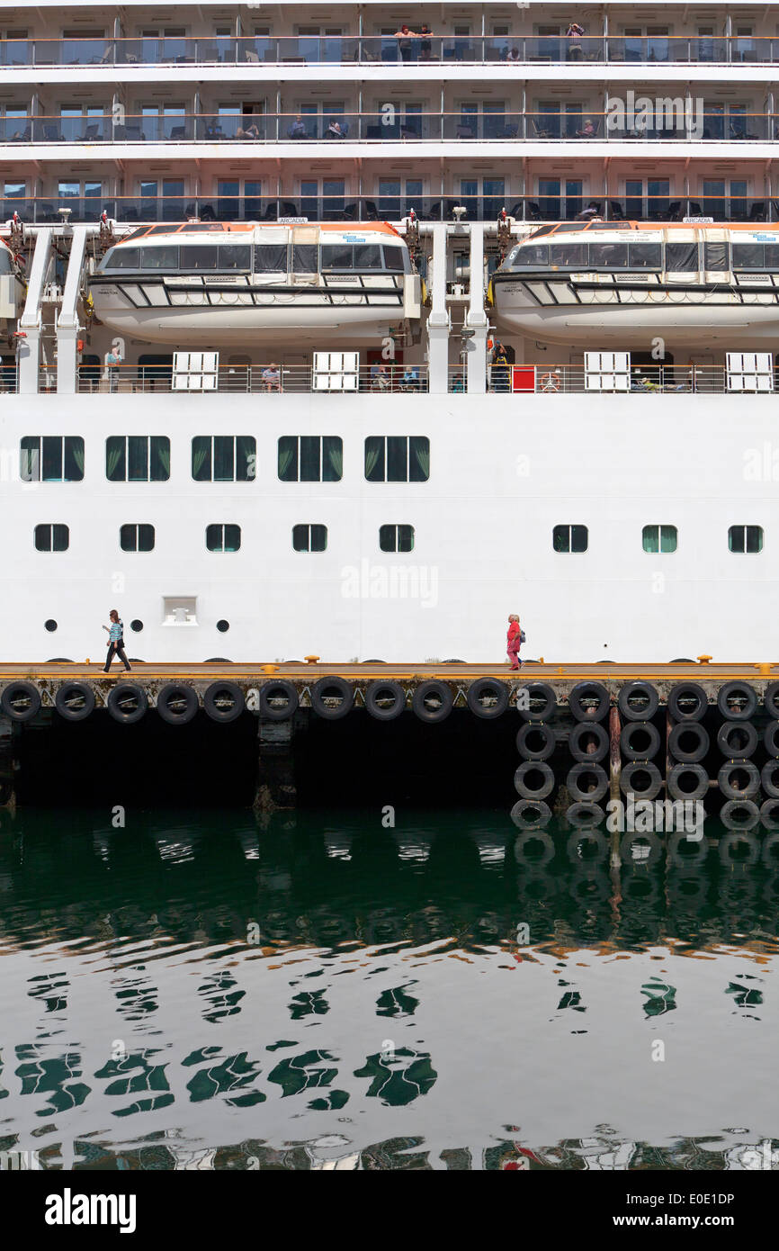 La riflessione della nave di crociera in Andalsnes, Norvegia Foto Stock