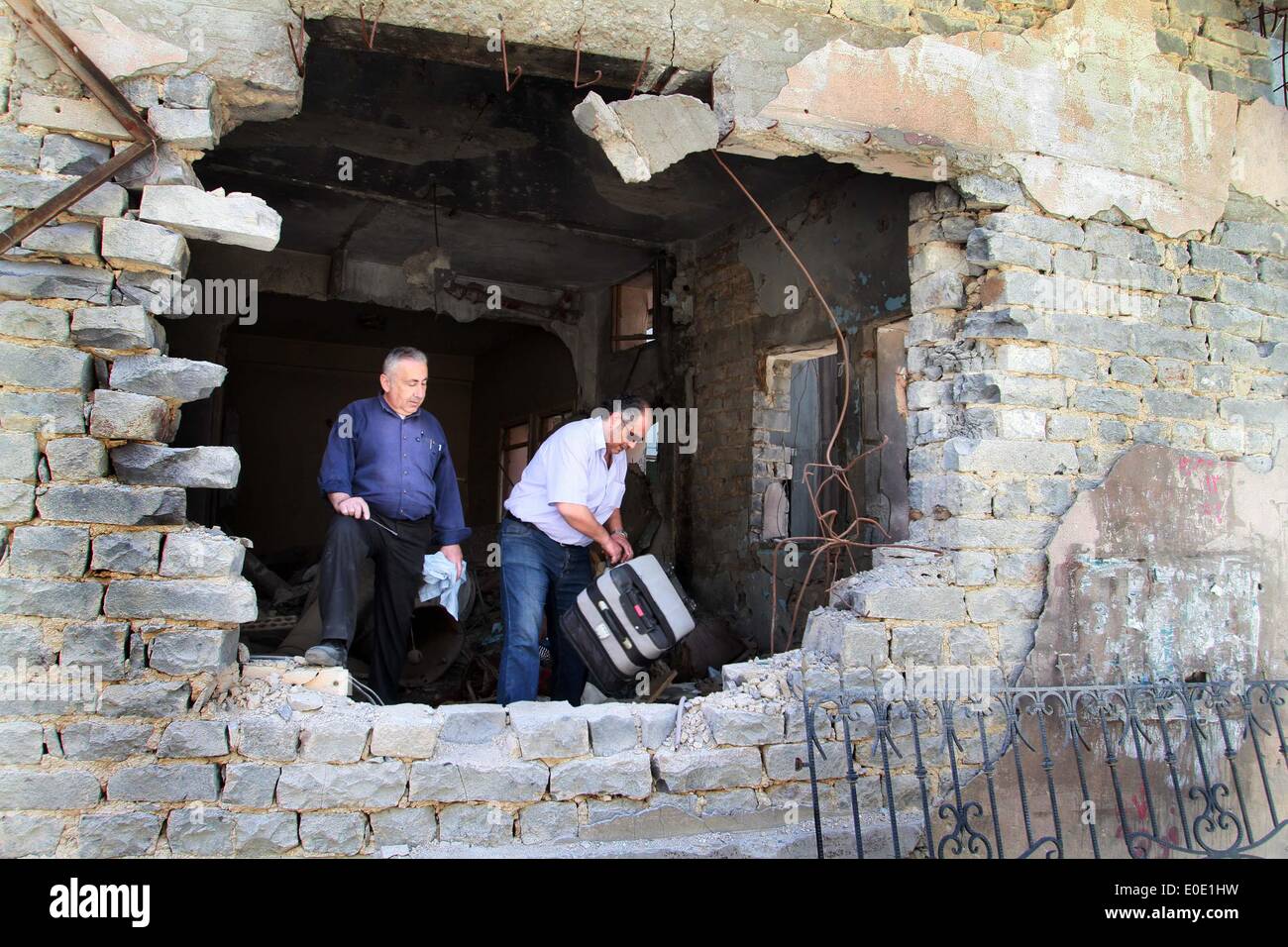 Homs, sabato. Il 10 maggio, 2014. I residenti portano i loro averi in al-Hamidieh quartiere nella parte vecchia della città di Homs, Siria, Sabato 10 Maggio, 2014. Il governatore della Siria La provincia centrale di Homs Talal Barazi venerdì ha dichiarato la città vecchia di Homs sicuro e svuotare di armi e ribelli armati, dopo l'evacuazione dell'ultimo lotto di ribelli vi, il funzionario SANA News Agency. Credito: Bassem Tellawi/Xinhua/Alamy Live News Foto Stock
