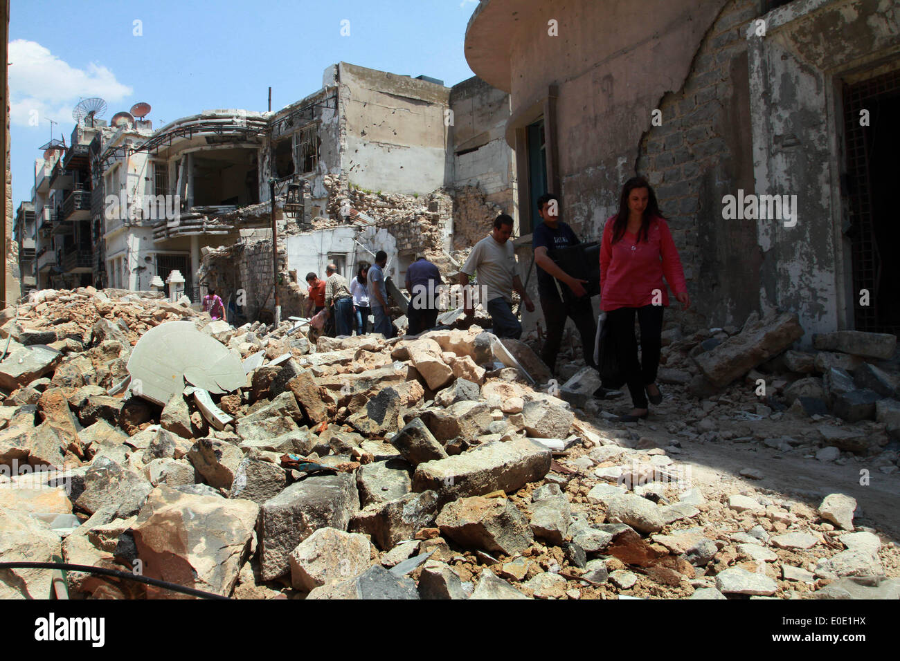 Homs, sabato. Il 10 maggio, 2014. I residenti portano i loro averi in al-Hamidieh quartiere nella parte vecchia della città di Homs, Siria, Sabato 10 Maggio, 2014. Il governatore della Siria La provincia centrale di Homs Talal Barazi venerdì ha dichiarato la città vecchia di Homs sicuro e svuotare di armi e ribelli armati, dopo l'evacuazione dell'ultimo lotto di ribelli vi, il funzionario SANA News Agency. Credito: Bassem Tellawi/Xinhua/Alamy Live News Foto Stock