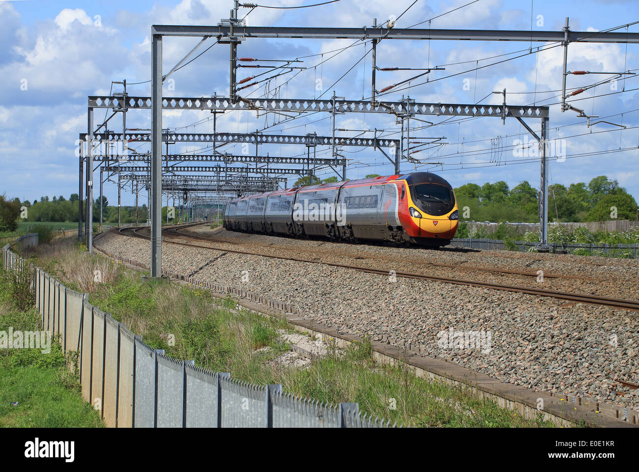 Treni del Virgin Pendolino classe 390 ad alta velocità treno passeggeri nella zona Tamworth-Lichfield della West Coast Mainline (WCML). Foto Stock