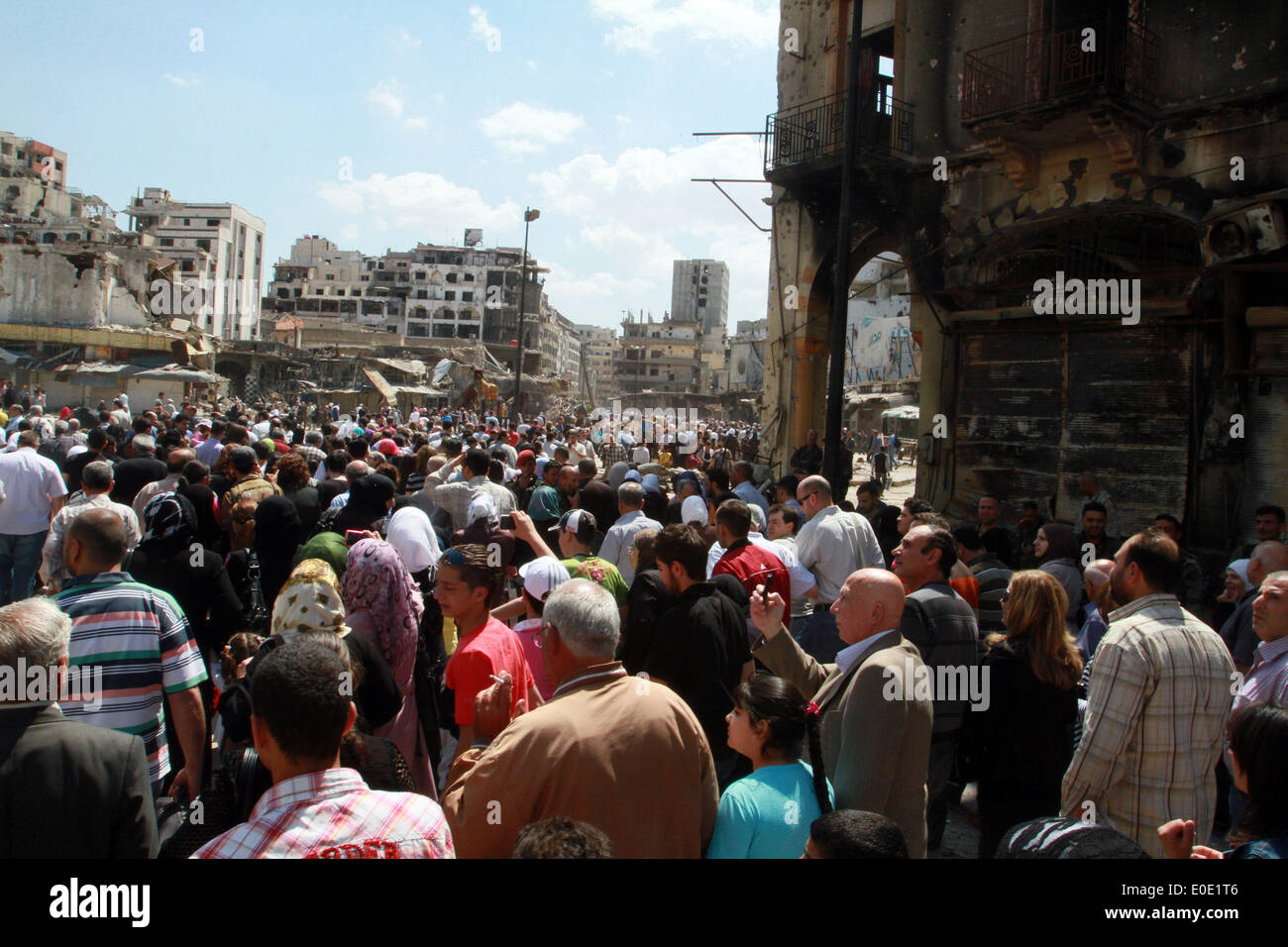 Homs, sabato. Il 10 maggio, 2014. I residenti portano i loro averi in al-Hamidieh quartiere nella parte vecchia della città di Homs, Siria, Sabato 10 Maggio, 2014. Il governatore della Siria La provincia centrale di Homs Talal Barazi venerdì ha dichiarato la città vecchia di Homs sicuro e svuotare di armi e ribelli armati, dopo l'evacuazione dell'ultimo lotto di ribelli vi, il funzionario SANA News Agency. Credito: Bassem Tellawi/Xinhua/Alamy Live News Foto Stock