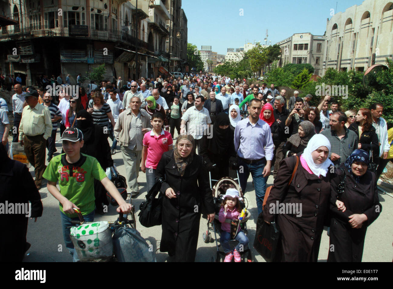Homs, sabato. Il 10 maggio, 2014. I residenti portano i loro averi in al-Hamidieh quartiere nella parte vecchia della città di Homs, Siria, Sabato 10 Maggio, 2014. Il governatore della Siria La provincia centrale di Homs Talal Barazi venerdì ha dichiarato la città vecchia di Homs sicuro e svuotare di armi e ribelli armati, dopo l'evacuazione dell'ultimo lotto di ribelli vi, il funzionario SANA News Agency. Credito: Bassem Tellawi/Xinhua/Alamy Live News Foto Stock