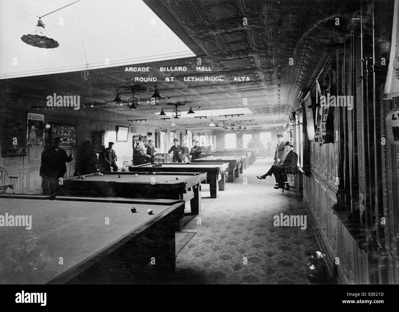 L'interno dell'Arcade Billiard Hall tra il 1907 e il 1913, un luogo storico che riflette la cultura del tempo libero e del tempo libero dei primi anni del XX secolo. Foto Stock