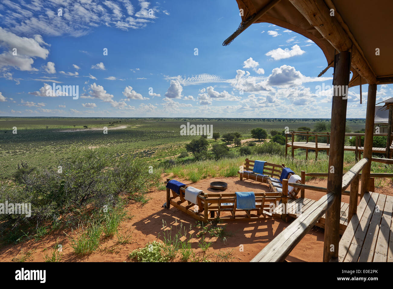 Vista dalla zona principale di Polentswa Tented Camp, Kgalagadi Parco transfrontaliero, il Kalahari, Sud Africa, Botswana, Africa Foto Stock