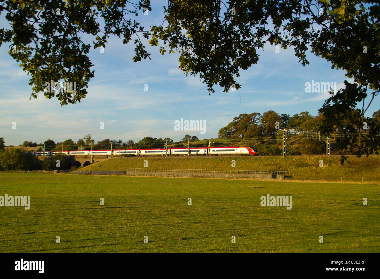 Treni del Virgin Pendolino classe 390 ad alta velocità treno passeggeri nella zona Tamworth-Lichfield della West Coast Mainline (WCML). Foto Stock