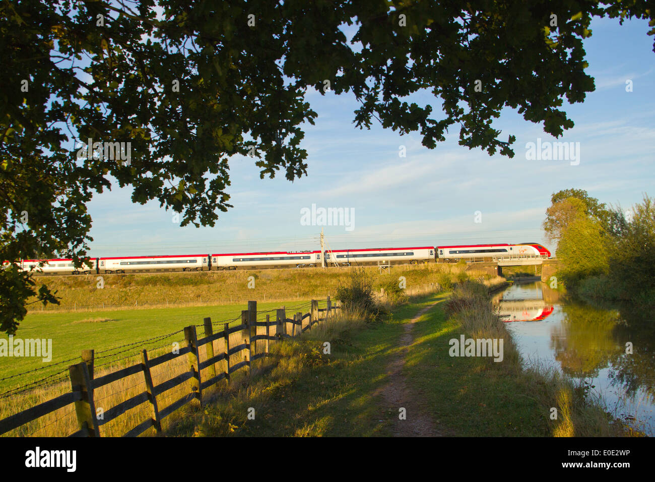 Treni del Virgin Pendolino classe 390 ad alta velocità treno passeggeri nella zona Tamworth-Lichfield della West Coast Mainline (WCML). Foto Stock
